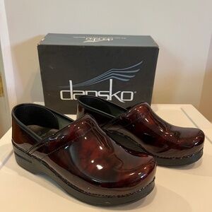 Dansko Professional Brown Marbled Patent clogs size 39